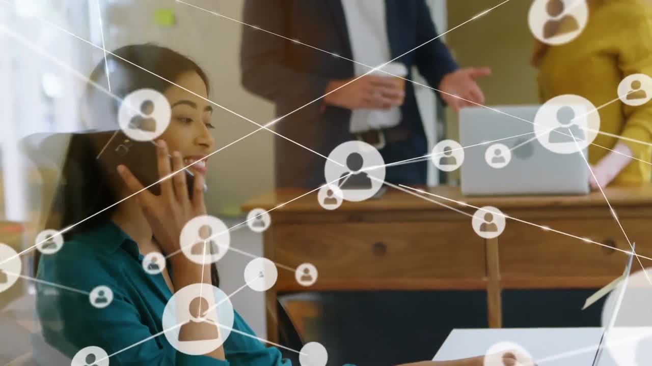 스마트 폰을 사용하는 사업가 여성에 대한 아이콘과 연결 네트워크의 애니메이션