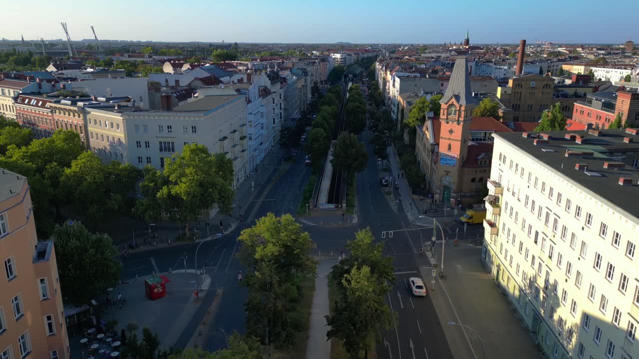 tren elevado amarillo que atraviesa un área residencial de berlina en verano. maravillosa vista aérea vuelo descendiendo dron