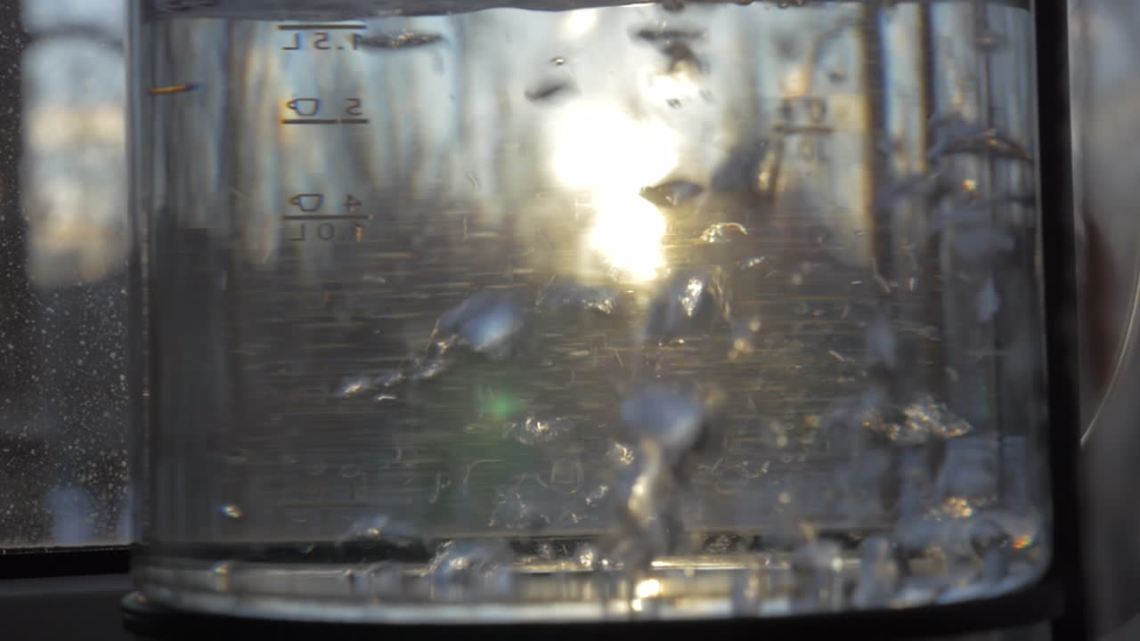 agua hirviendo en una tetera de vidrio