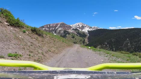 hiperlapso de sxs cabalgando por un sendero de montaña en colorado