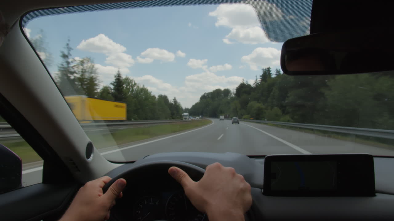 은 여름 날 고속도로에서 운전