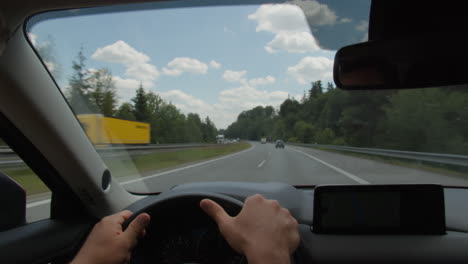 conduciendo en una autopista en un soleado día de verano