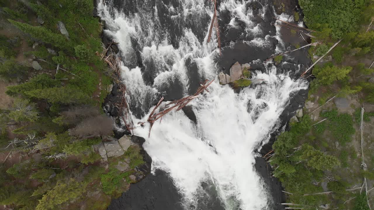 vista superior de las cataratas del río lewis de yellowstone, ee.uu.