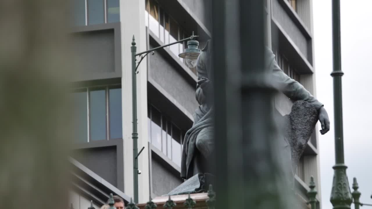 ciudad vieja. dunedin, nueva zelanda. una estatua