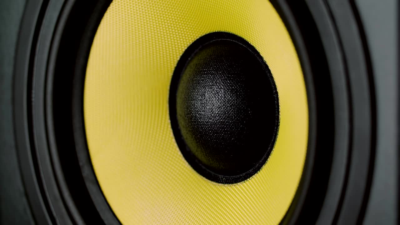 움직이는 서브 우퍼에서 가까이. 스피커 부분. 검은색과 노란색 색. uhd 비디오