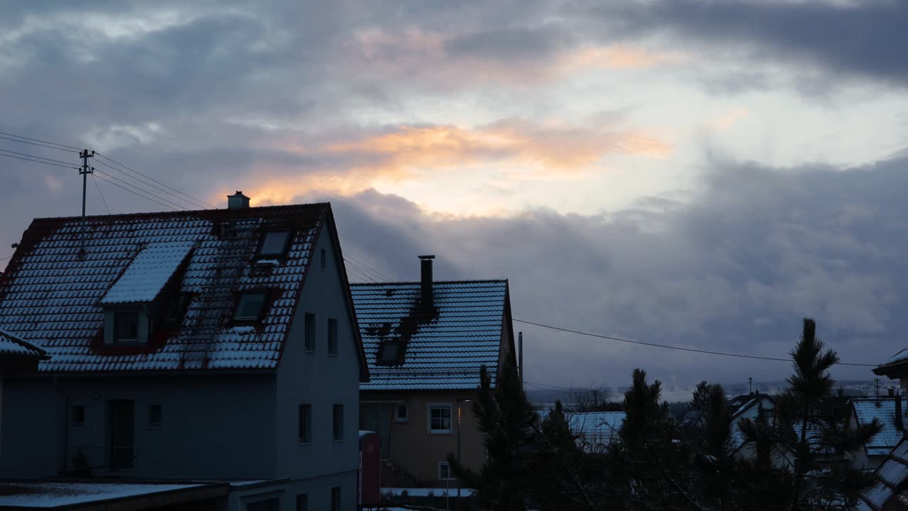 독일의 일몰 동안 하늘에 생생한 햇빛이 비치는 평화로운 동네