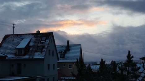 barrio tranquilo con luz solar vibrante en el cielo durante la puesta de sol en alemania