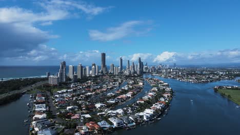 Die-Skyline-Der-Stadt-Gold-Coast-Thront-über-Einer-Wohnsiedlung-Am-Wasser