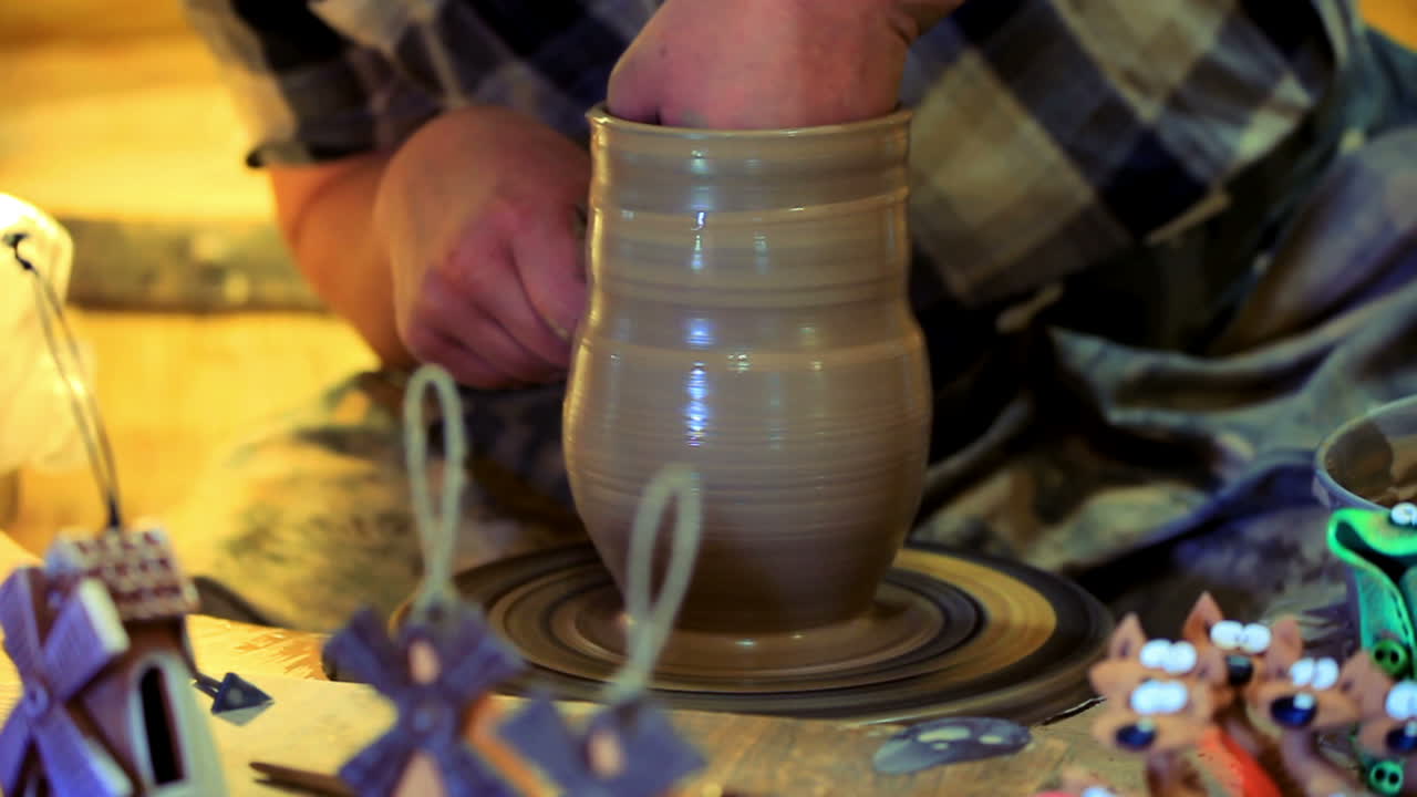 alfarero haciendo jarrón de arcilla. alfarero masculino haciendo platos de cerámica. haciendo jarra de arcilla