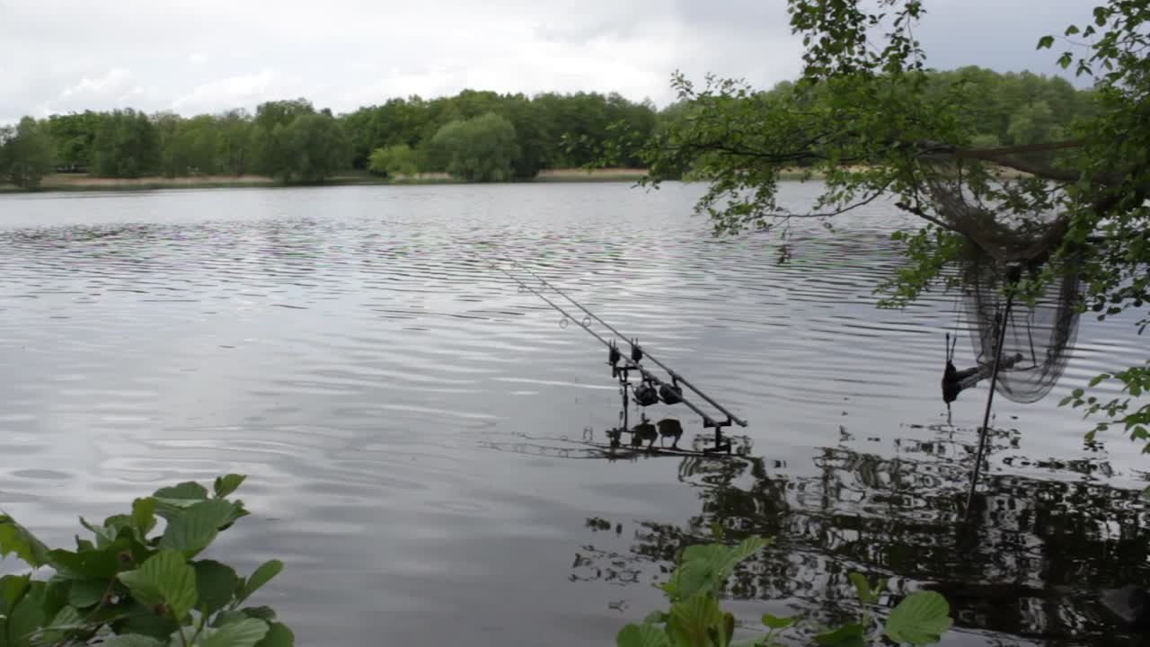 Two fishing rod´s and a landing net on the lake