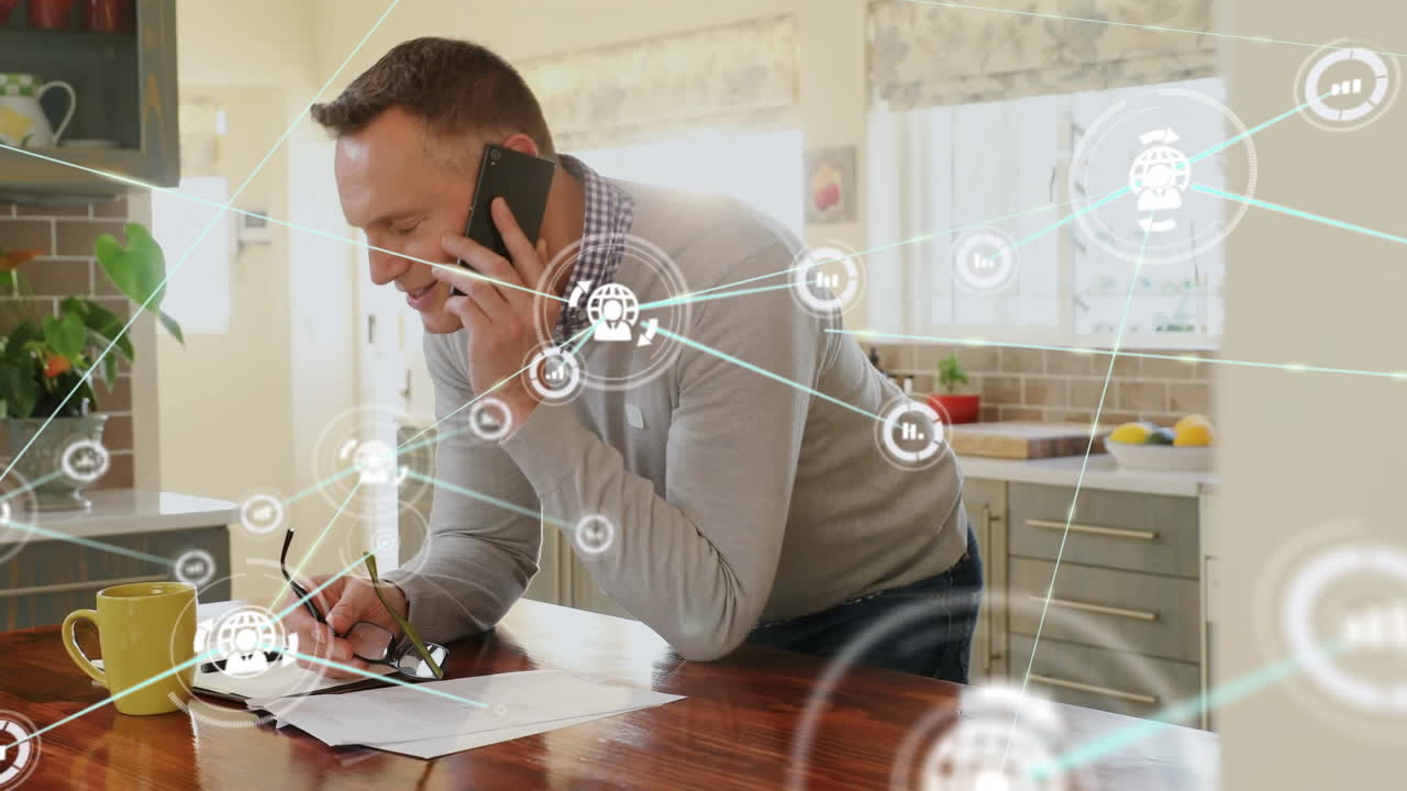 animación de la red de conexión con iconos sobre empresario caucásico usando teléfono inteligente.