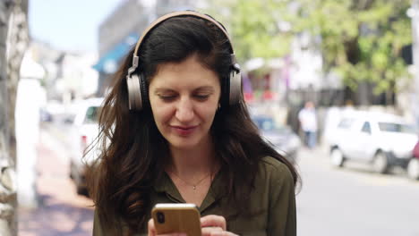 la música le eleva la personalidad.