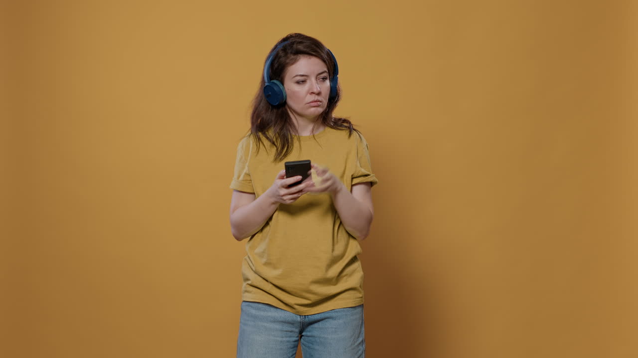 mujer escuchando música con auriculares