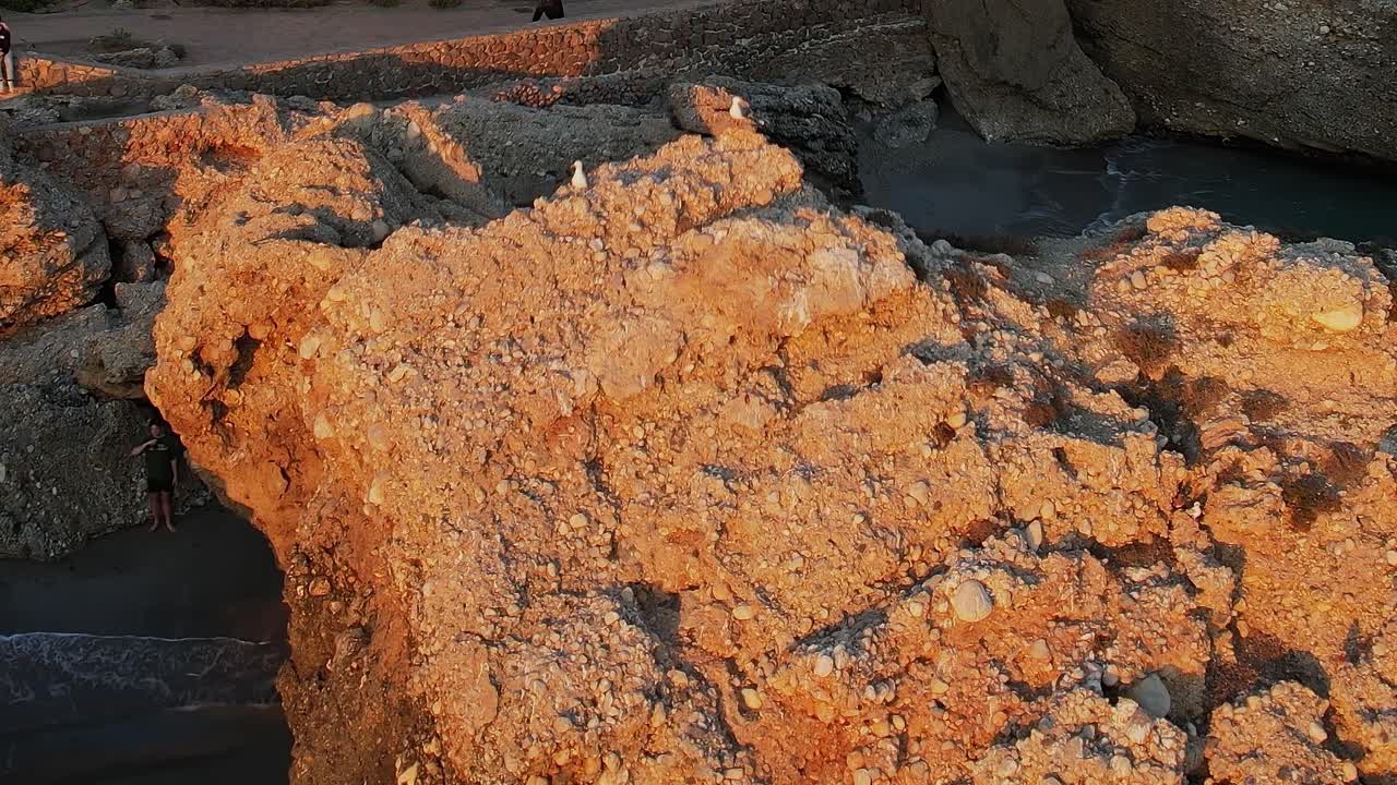 Widok z góry na skaliste wybrzeże i błękitne morze