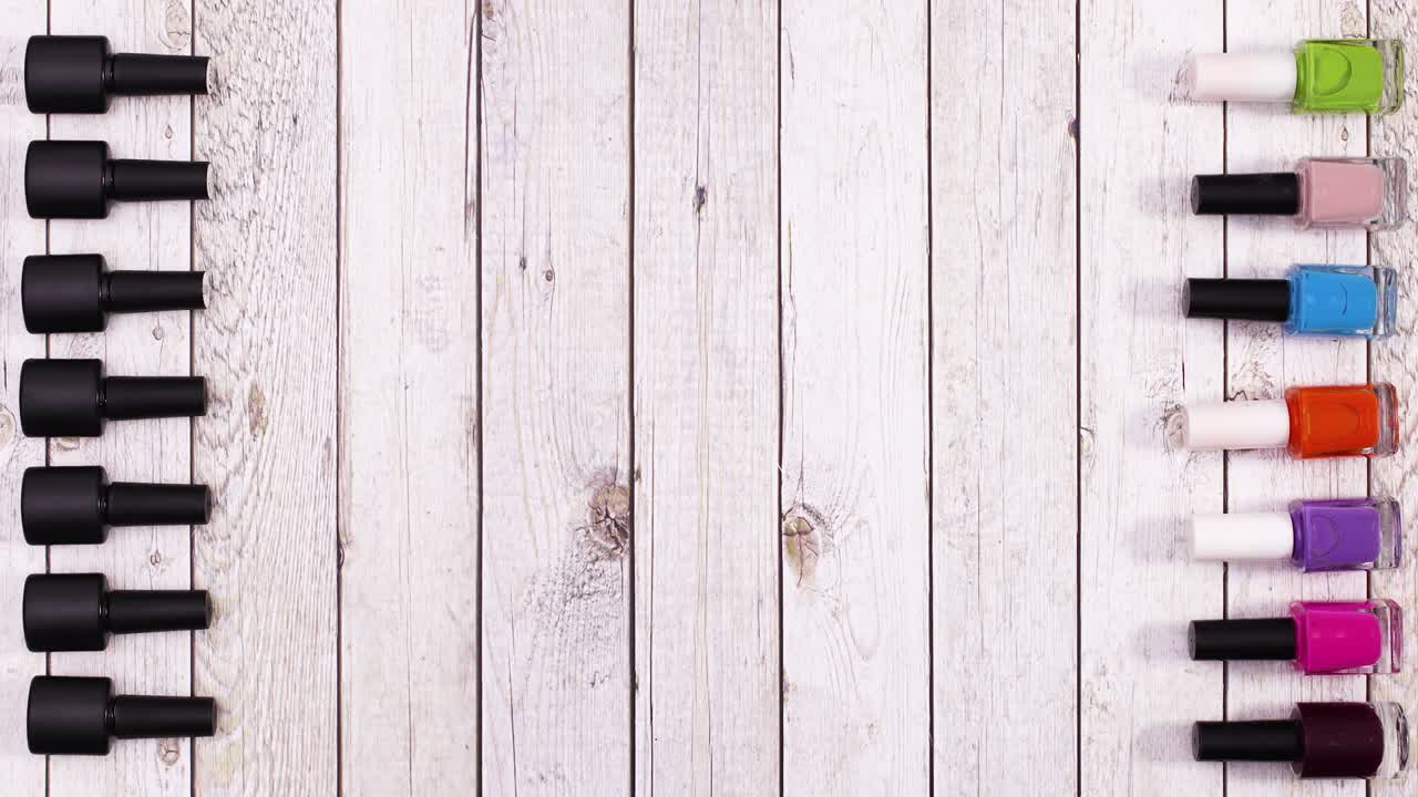 las botellas de esmalte de uñas aparecen y desaparecen y cambian de color.