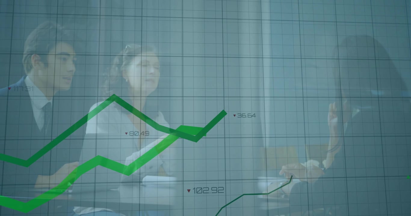 Hombre y mujer a la izquierda inclinados sobre una mesa, con una cuadrícula ascendente y líneas de gráficos cruzando la mesa, en una revisión de negocios.