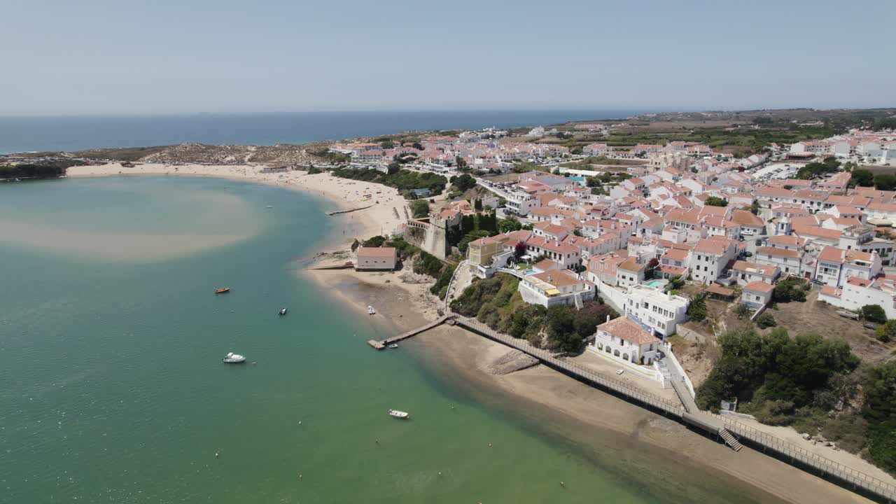 Vista aérea sobre el río Mira mirando la Praia da Franquia en Vila Nova de Milfontes, con dolly circular a la derecha.