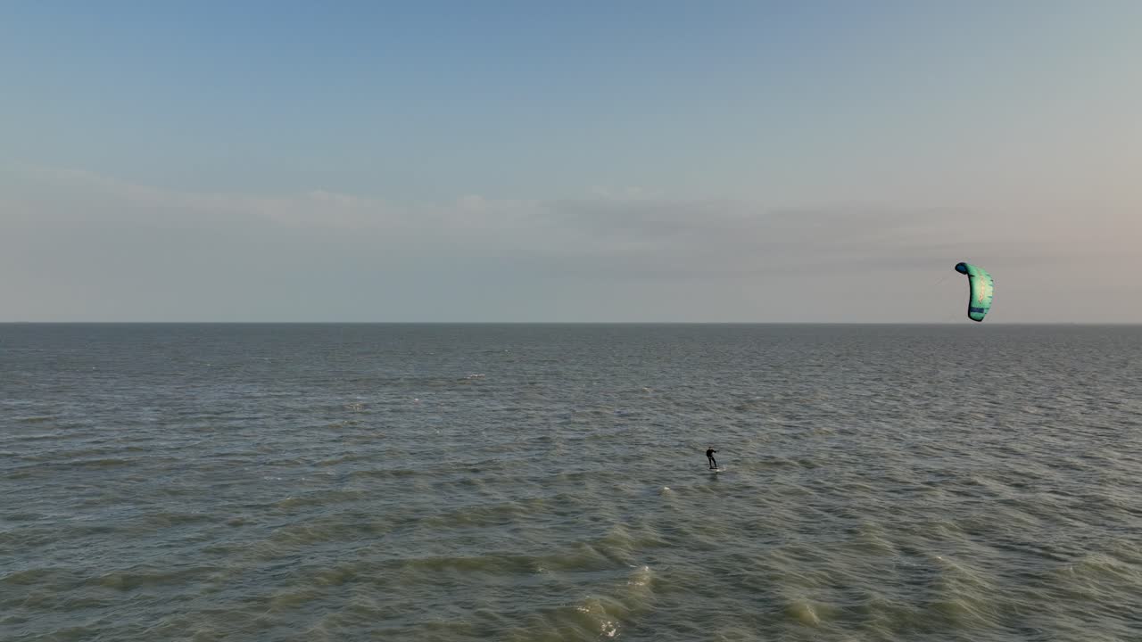 멕시코 만에서 일몰 카이트 서퍼