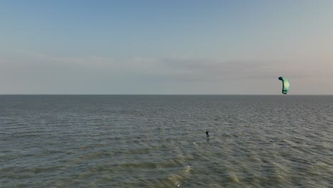 Surfista-De-Cometas-Al-Atardecer-En-El-Golfo-De-México