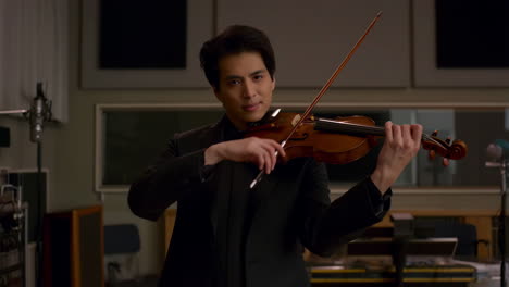 hombre tocando violin