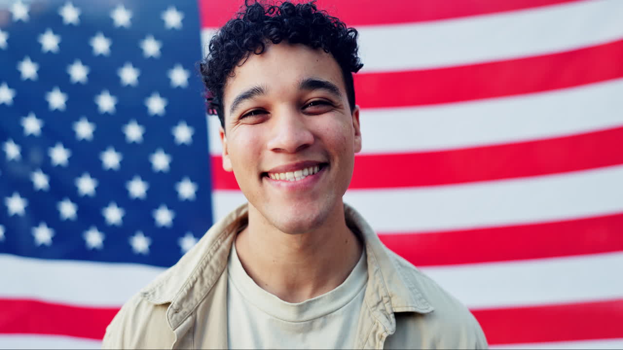Portrait d'un homme souriant avec un drapeau américain