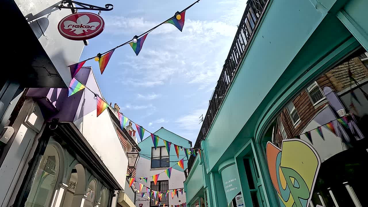 callejón vibrante con tiendas y decoraciones