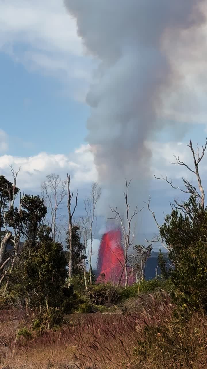 Uzaktaki Kīlauea Patlamasını Gösteren 4K Görüntüler, Lav Fışkırmasına Doğru Aşamalı Yakınlaştırma ve Ardından Yükselen Duman Sütununu Ortaya Çıkaran Yukarı Eğim