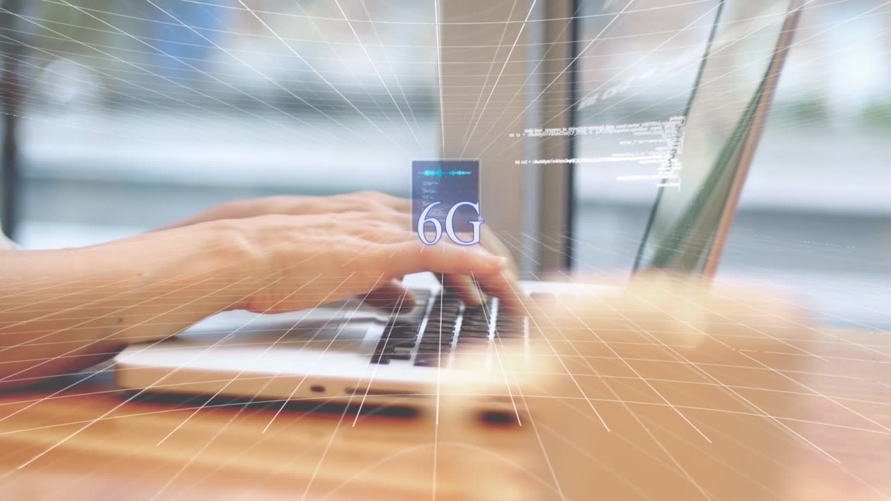 animación de texto de 6g, globo terráqueo y lenguaje de computadora, manos recortadas de un hombre caucásico escribiendo en el teclado