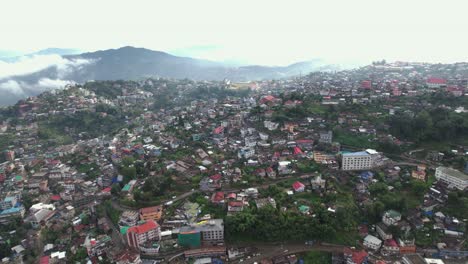 toma aérea de una casa en las colinas alrededor de kohima en nagaland, india