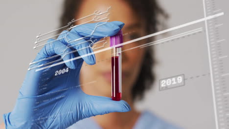 animación de procesamiento de datos y conexiones a través de una doctora biracial con un frasco