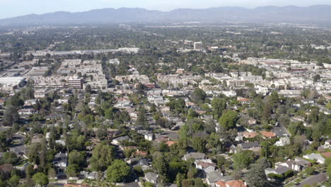 volando hacia el norte sobre las colinas de sherman oaks california