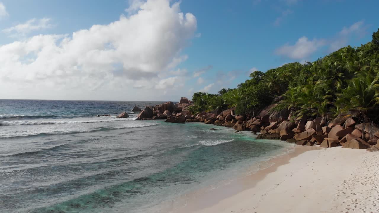 vista aérea de las playas blancas y aguas turquesas en anse coco, petit anse y grand anse en la digue, una isla de las seychelles