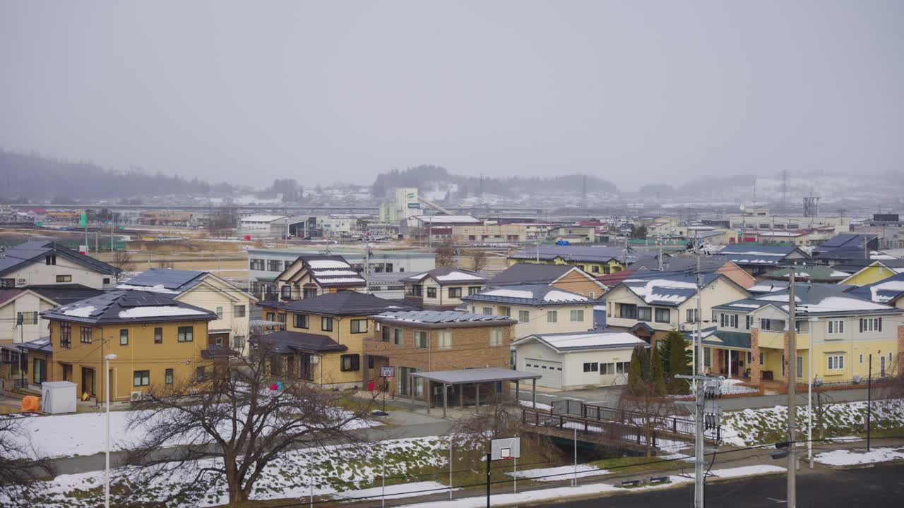 barrio residencial en el norte de japón, nieve cayendo en la prefectura de yamagata
