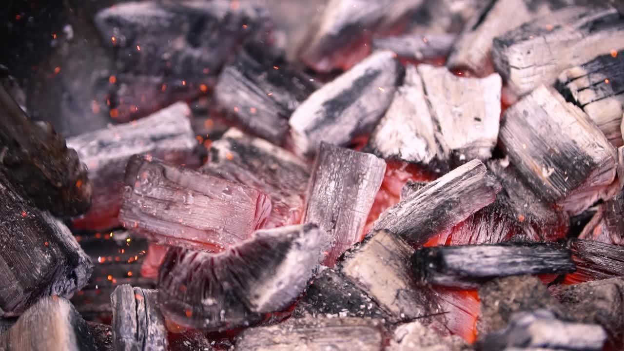 parrilla de carbón con fuego
