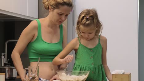 madre e hija horneando juntas