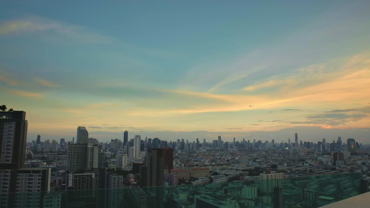 방 ⁇  의 수도 위 에 있는 시루스 구름 은 해 가 지는 동안 오렌지색 빛 으로 빛난다