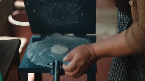 fabricación de tortillas en san cristóbal de las casas, chiapas, méxico - de cerca