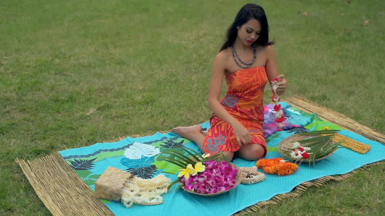 mujer joven buscando guirnalda en el césped 4k