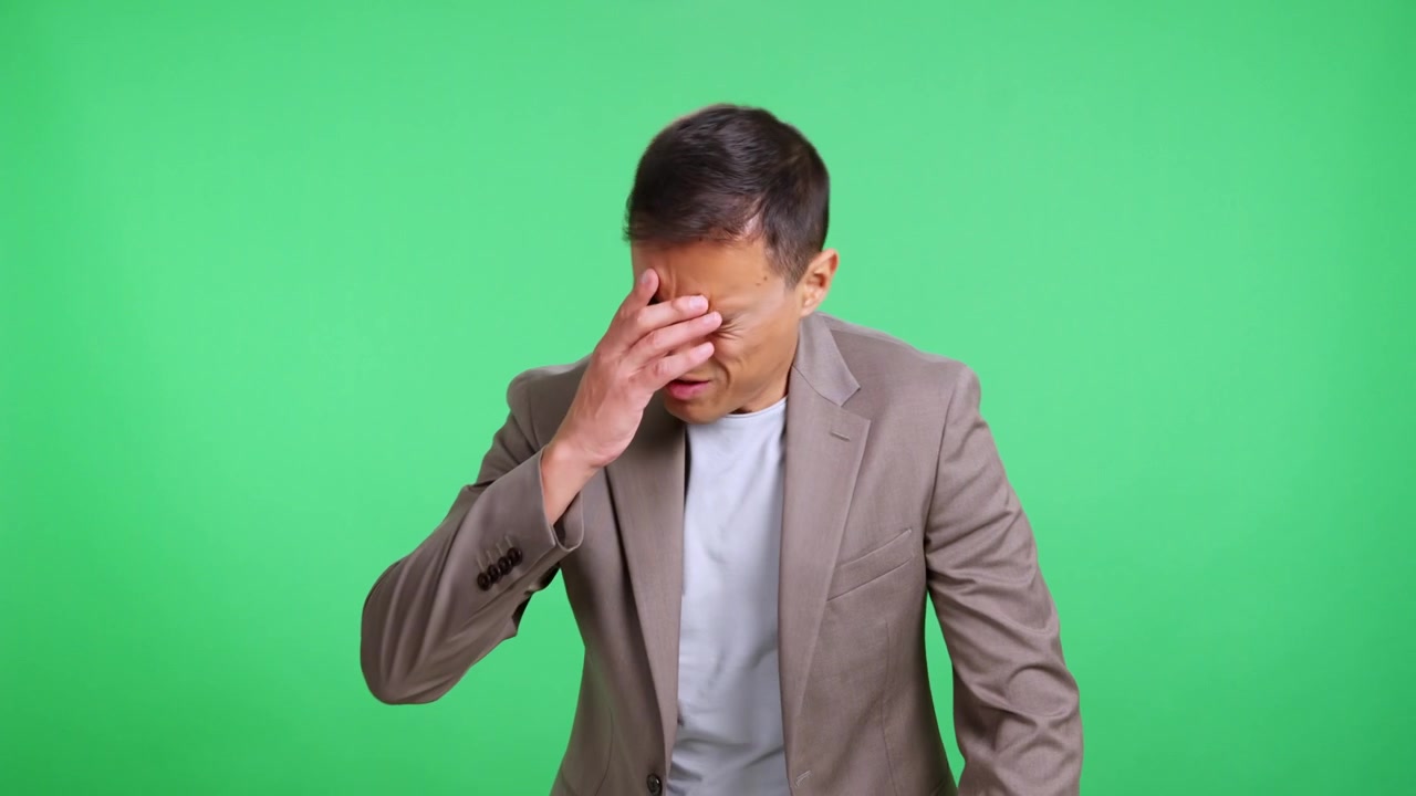 Uomo d'affari che si sente stordito e sviene su green screen
