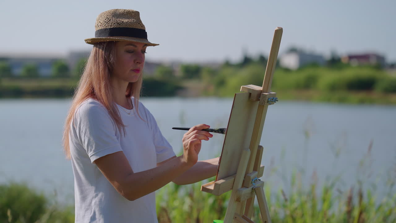 호수 에서 야외에서 그림을 그리는 여자