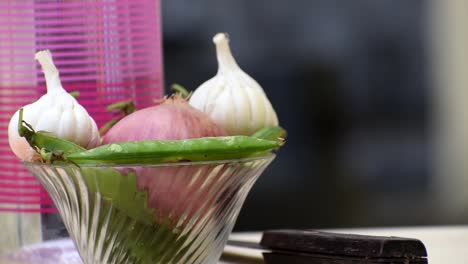 ajo cebolla y guisantes en la taza