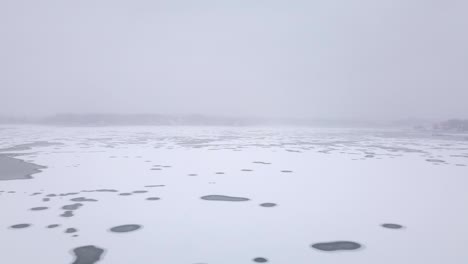 冬季暴风雪期间飞过河流并抵达冰<unk>的码头