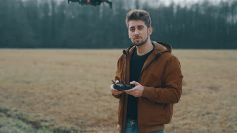 joven volando un dron afuera-3