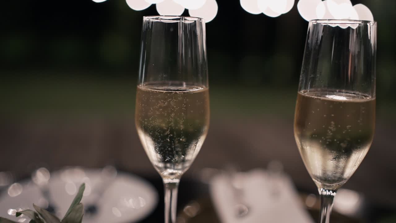 bolle in un bicchiere di champagne