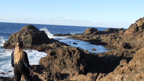 Aufnahme-Einer-Frau,-Die-Die-Natürlichen-Pools-Und-Die-Wellen-Des-Meeres-Bewundert,-Die-In-Der-Gemeinde-Galdar-Auf-Der-Insel-Gran-Canaria-Und-Während-Des-Sonnenuntergangs-Zu-Finden-Sind