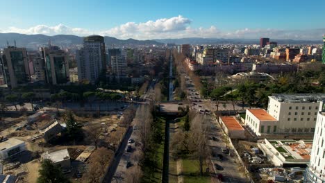 Hohe-Türme-Und-Im-Bau-Befindliche-Gebäude-Auf-Beiden-Seiten-Des-Stadtflusses-In-Tirana,-Albanien