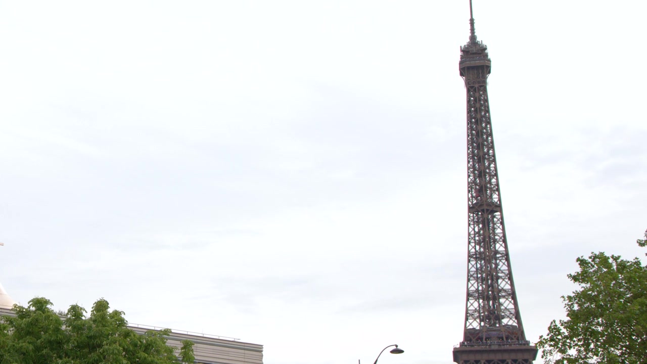 Cupole dorate di una chiesa ortodossa e Torre Eiffel a Parigi