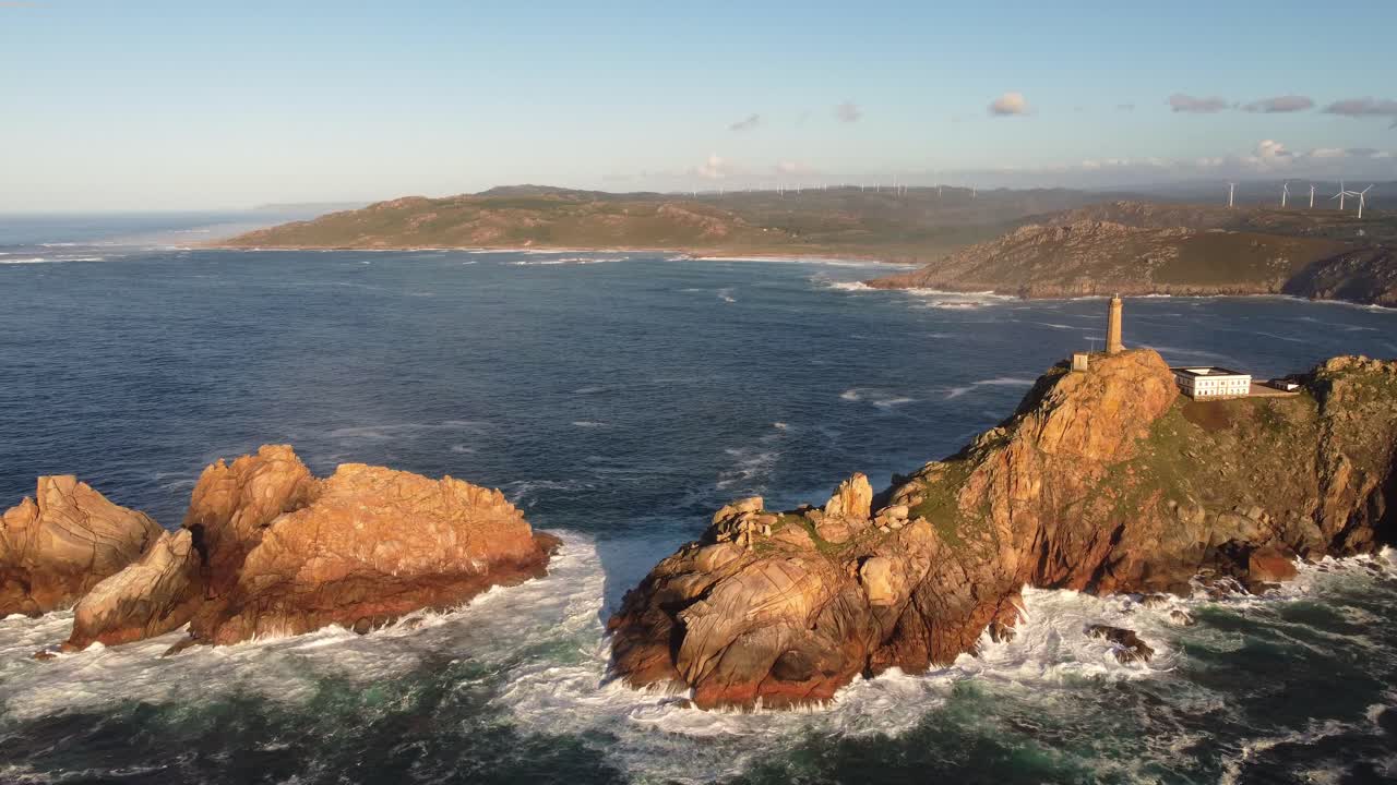 Veduta aerea della costa rocciosa a picco sull'oceano a nord della Spagna, regione della Galizia, Faro di Cabo Vilán, destinazione turistica.