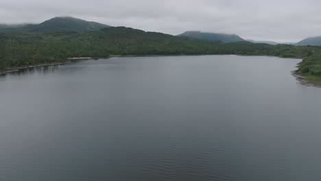 Luftaufnahme,-Die-Den-Zentralen-Bergsee-Hinauffährt