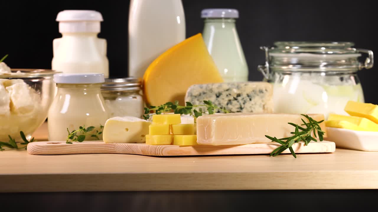 varios productos lácteos dispuestos en una tabla de madera